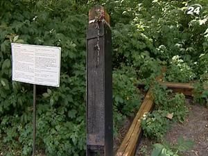 Міліція шукає вандалів, які спиляли хрест під Аскольдовою могилою Міліція шукає вандалів, які спиляли хрест під Аскольдовою могилою