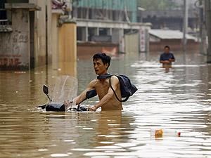 Из-за ливней в Китае срочно эвакуировали 55 тысяч человек Из-за ливней в Китае срочно эвакуировали 55 тысяч человек