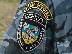 У Сімферополі троє молодиків хотіли побити бійця "Беркуту" У Сімферополі троє молодиків хотіли побити бійця "Беркуту"