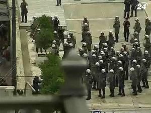 В Афинах демонстранты подрались с полицией