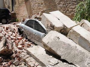 У центрі Києві обвалися стіна на легковий автомобіль У центрі Києві обвалися стіна на легковий автомобіль