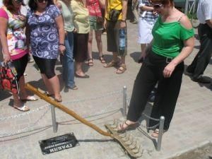 В Бердянске установили памятник граблям В Бердянске установили памятник граблям