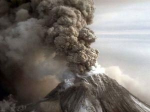 На Камчатке вулкан Шивелуч выбрасывает столбы пепла на высоту до 10 километров На Камчатке вулкан Шивелуч выбрасывает столбы пепла на высоту до 10 километров