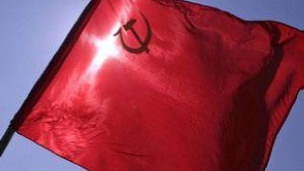Суд признал неконституционным использование красного знамени Победы