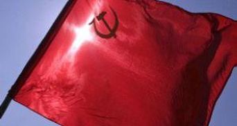 Суд признал неконституционным использование красного знамени Победы