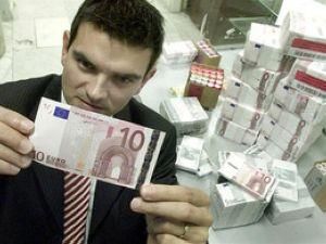 Эксперты: Евро может подорожать до конца года до 1,50 доллара
