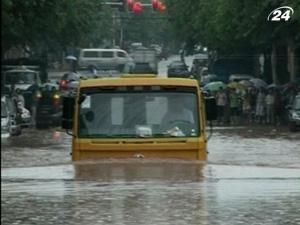 Китайцам продолжают досаждать ливни и наводнения