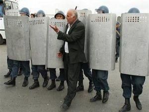 В Баку полиция препятствует проведению акции протеста