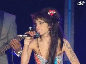 Эми Уайнхаус вышла пьяной на сцену во время концерта в Белграде Эми Уайнхаус вышла пьяной на сцену во время концерта в Белграде