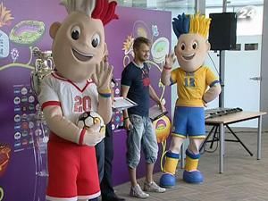 Еще 12 болельщиков футбола стали друзьями "Евро-2012" Еще 12 болельщиков футбола стали друзьями "Евро-2012"