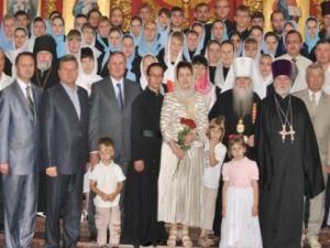 Жена Януковича будет заботиться о богословах