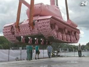 Легендарный розовый танк - снова в столице Чехии