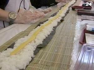 Суши-ролл длиной 36 метров приготовили в Гонконге