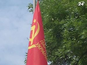 Попри заборону КСУ, червоні прапори продовжують майоріти