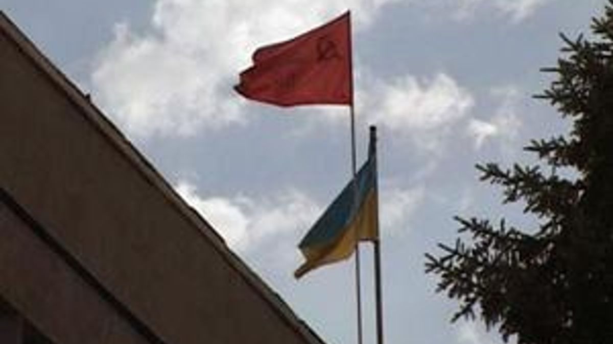 В Луганской области несмотря на запрет КСУ красные флаги и дальше висят 