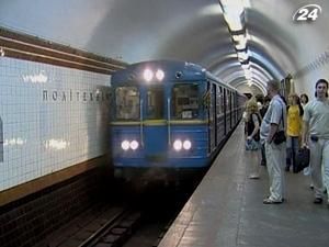 Під потяг у столичному метрополітені кинувся студент