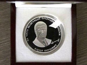 Янукович подарував іноземним ЗМІ монети зі своїм зображенням