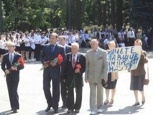 Добкина и Кернеса встретили плакатом: "Встаньте, павшие, к вам предатели идут!" Добкина и Кернеса встретили плакатом: "Встаньте, павшие, к вам предатели идут!"