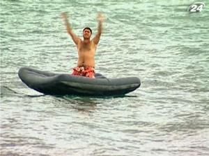 Несмотря на предупреждение спасателей, люди плавают на матрасах Несмотря на предупреждение спасателей, люди плавают на матрасах