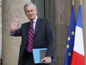 Колишньому французькому міністру висунули звинувачення у подвійному зґвалтуванні. Колишньому французькому міністру висунули звинувачення у подвійному зґвалтуванні.