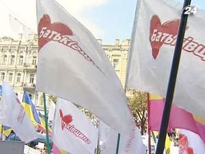 Возле Печерского суда собралось около 5 тыс. митингующих Возле Печерского суда собралось около 5 тыс. митингующих