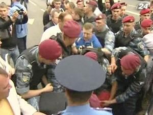 Біля суду прихильники Тимошенко поштовхались із "Беркутом" Біля суду прихильники Тимошенко поштовхались із "Беркутом"