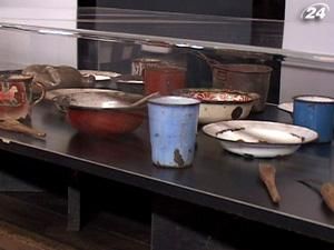 Пожилые супруги украли из музея в Освенциме ложки и ножницы