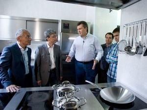 Янукович розповів, з ким він живе у резиденції Янукович розповів, з ким він живе у резиденції