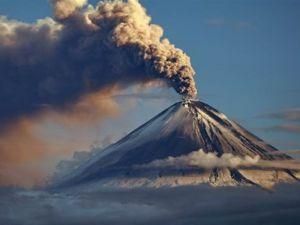 На Камчатці відбувається виверження вулкана