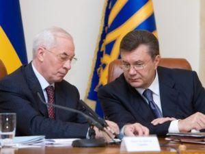 Янукович пока не собирается отставлять Азарова