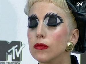 Леді Гага продовжує допомагати збирати кошти на допомогу Японії Леді Гага продовжує допомагати збирати кошти на допомогу Японії