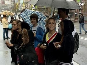 Киевляне, несмотря на плохую погоду, празднуют День молодежи