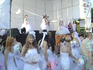 В Ужгороді відбувся парад наречених