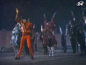 Легендарная куртка Майкла Джексона ушла с молотка за 1,8 млн. долларов Легендарная куртка Майкла Джексона ушла с молотка за 1,8 млн. долларов