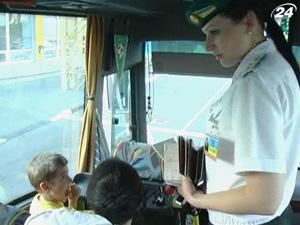 Взрослые халатно относятся к правилам перевозки детей Взрослые халатно относятся к правилам перевозки детей