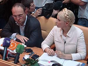 У Печерському суді перед приїздом Тимошенко посилили охорону і поставили пюпітр У Печерському суді перед приїздом Тимошенко посилили охорону і поставили пюпітр