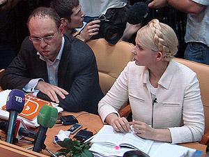 В Печерском суде перед приездом Тимошенко усилили охрану и поставили пюпитр