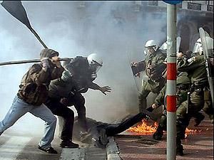 У Греції тривають сутички між поліцією і демонстрантами