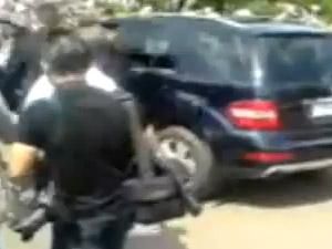 Автомобиль Медведева чуть не въехал в толпу (ВИДЕО) Автомобиль Медведева чуть не въехал в толпу (ВИДЕО)