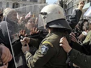 Афинская полиция оттеснила демонстрантов от парламента