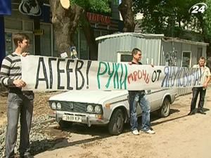 Портретом Януковича в Симферополе хотели прекратить вырубку деревьев Портретом Януковича в Симферополе хотели прекратить вырубку деревьев