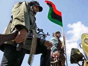 Великобритания финансирует ливийских повстанцев 