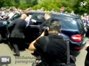 Джип Медведева врезался в толпу людей в Казани Джип Медведева врезался в толпу людей в Казани