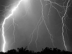 Луганщина: Один человек погиб и один пострадал от молнии Луганщина: Один человек погиб и один пострадал от молнии