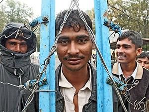 На полях Херсонщины прокуратура выявила 100 нелегалов из Таджикистана На полях Херсонщины прокуратура выявила 100 нелегалов из Таджикистана