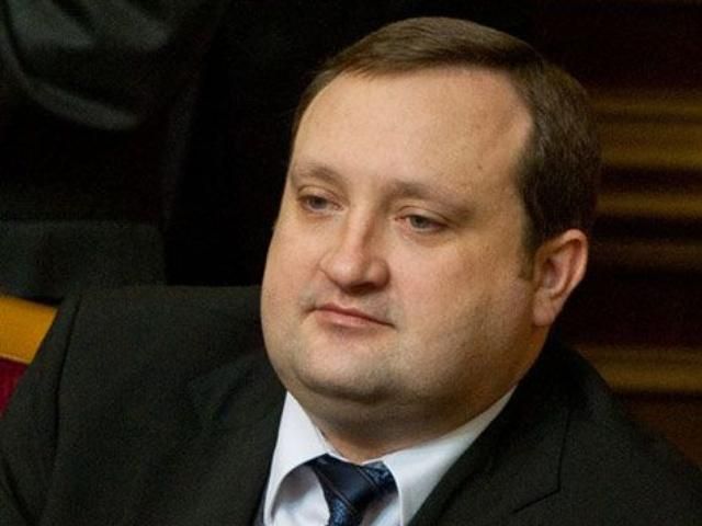 Арбузов пропонує Азарову збирати зайві гроші Арбузов пропонує Азарову збирати зайві гроші