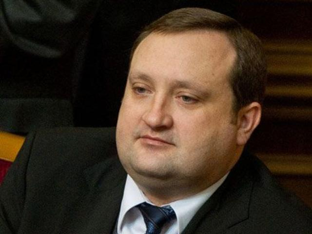 Арбузов предлагает Азарову собирать лишние деньги