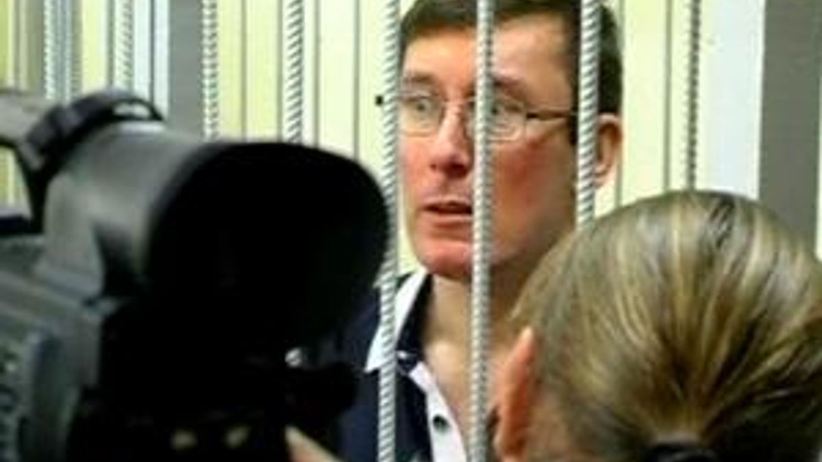 Луценко: На наших очах відбувається фарс Луценко: На наших очах відбувається фарс