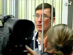 Луценко: На наших очах відбувається фарс