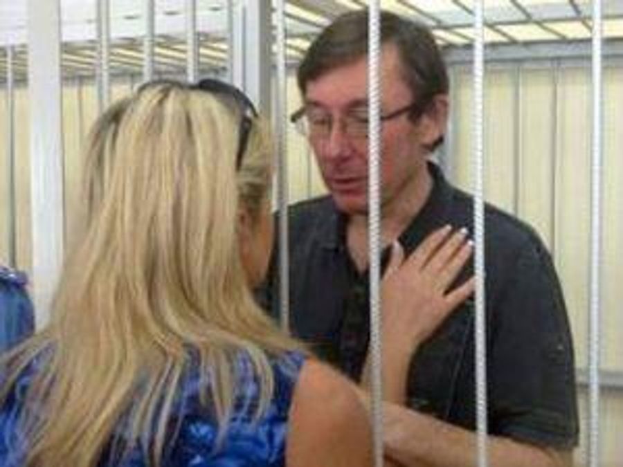 Дружина Луценка просить перевести його із СІЗО до лікарні Дружина Луценка просить перевести його із СІЗО до лікарні